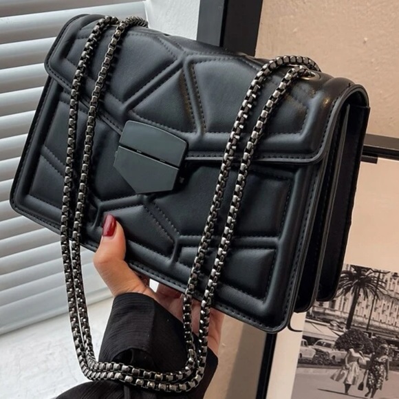 ❤️QUILTED SILVER CHAIN CROSSBODY OR SHOULDER BAG - Picture 4 of 6